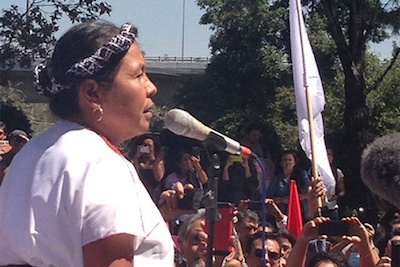 Grupo armado ataca caravana de