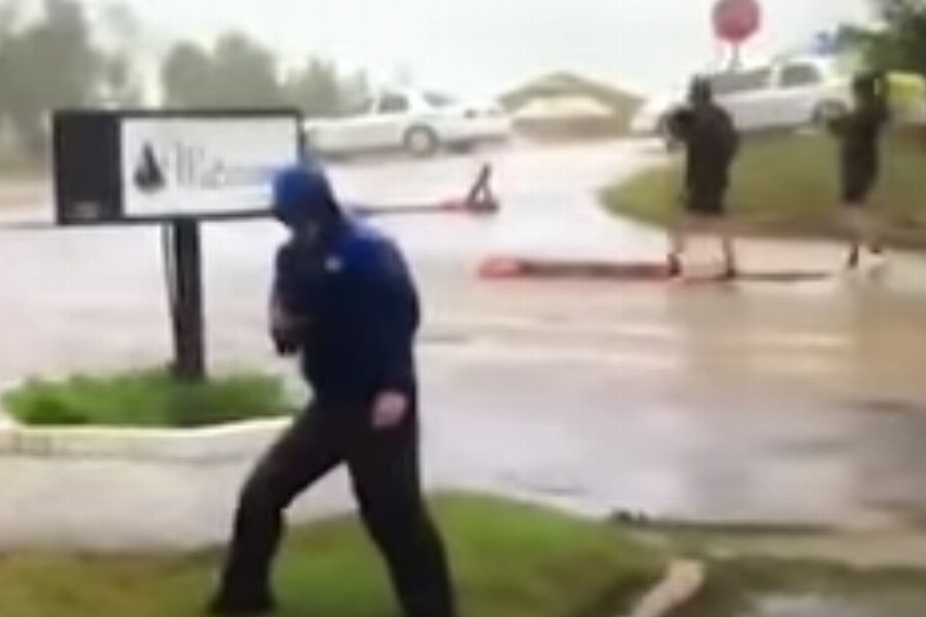 Genera polémica en redes sociales periodista que lucha contra el viento de Florence (+Video)