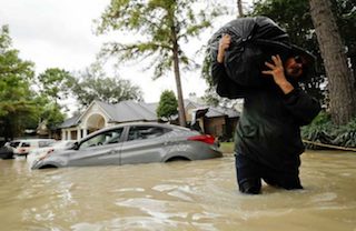 El agua retrocede y Houston se centra en su recuperación