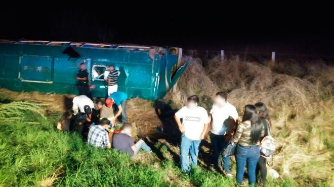 Volcadura de camión deja 45 heridos en Sinaloa