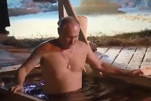 Vladimir Putin se baña en aguas gélidas para celebrar la Epifanía (+Video)