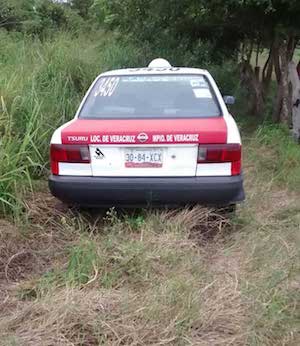 Encuentran taxi abandonado en Vega de Alatorre