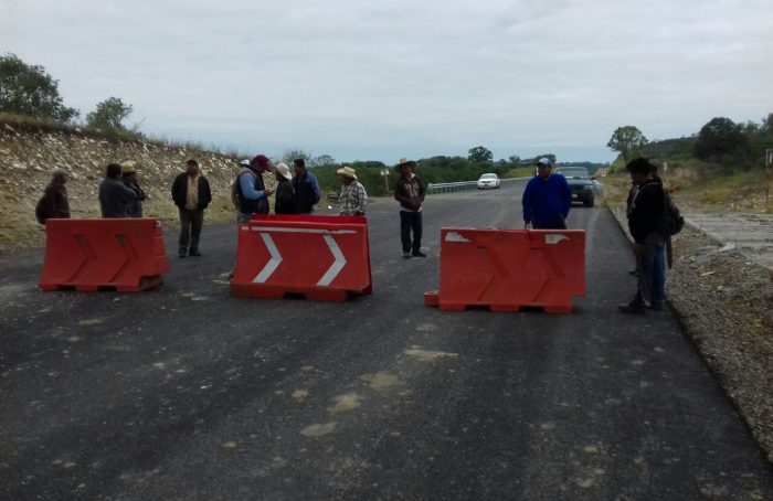 Campesinos bloquean obras de la autopista Poza Rica-Cardel