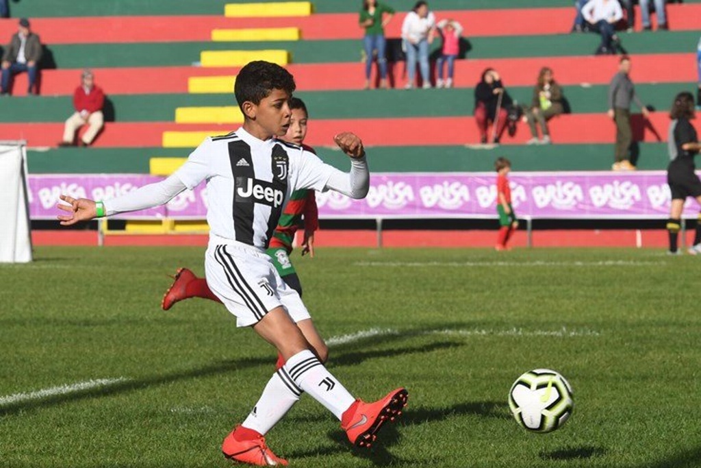 Hijo de Cristiano Ronaldo causa sensación durante partido en Portugal (VIDEO)