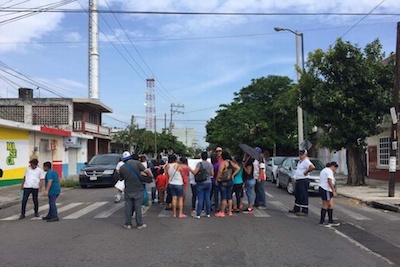 Por conato de incendio padres de familia bloquean Revillagigedo y Canal