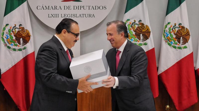 Pese a sismo, Meade entrega de Paquete Económico 2018 a diputados