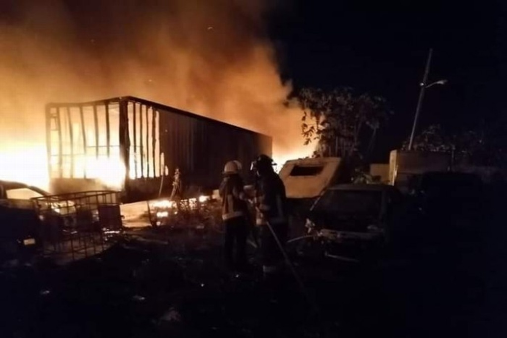 Se incendia una vez más negocio de grúas en Minatitlán, Veracruz