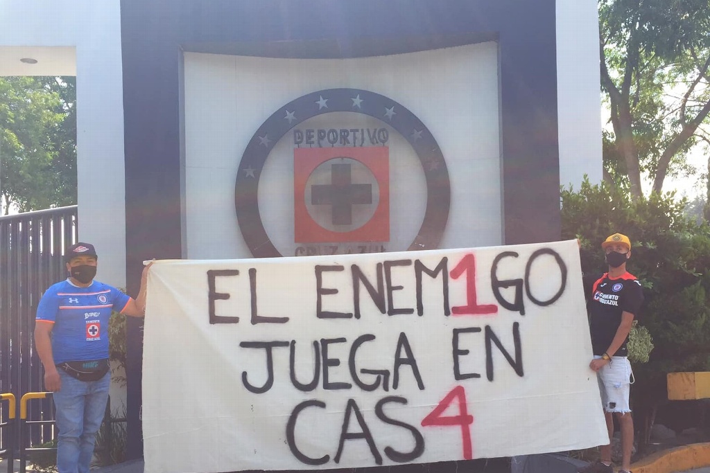 Aficionados de Cruz Azul protestan contra Corona y 'Cata'