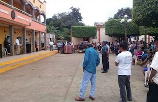 Desarman a policías municipales en Tatahuicapan; exigen la entrada de la Fuerza Civil