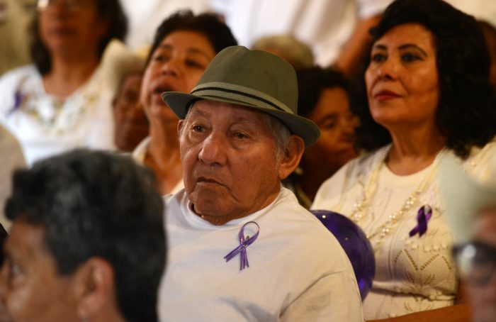 Protestan maestros jubilados en contra de usar la UMA en salarios y pensiones