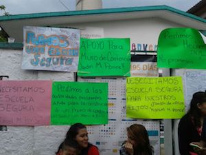 Barda está a punto de caer sobre dos salones de clases de jardín de niños