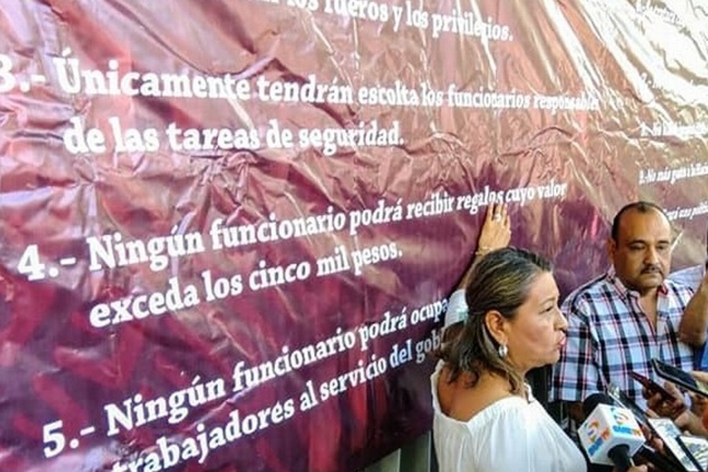 Presentan en Ayuntamiento de Acapulco los ``10 mandamientos de AMLO´´