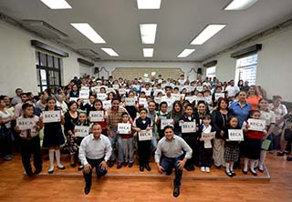 Entrega Ayuntamiento apoyos del Sistema Estatal de Becas a 107 estudiantes