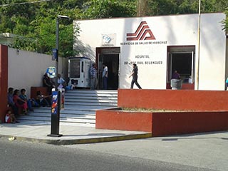 Murió recién nacida en estacionamiento del Hospital Civil de Papantla; médicos le negaron atención