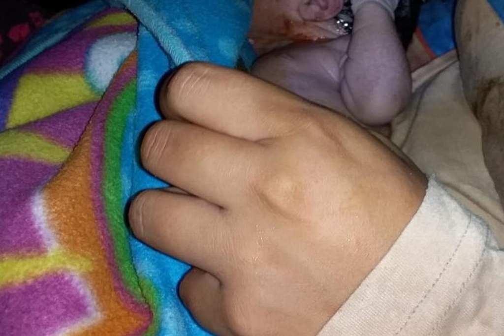 Mujer da a luz en vía pública y bajo la lluvia en Veracruz