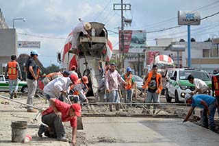 Continúa reconstrucción con concreto hidráulico de la avenida Chedraui Caram