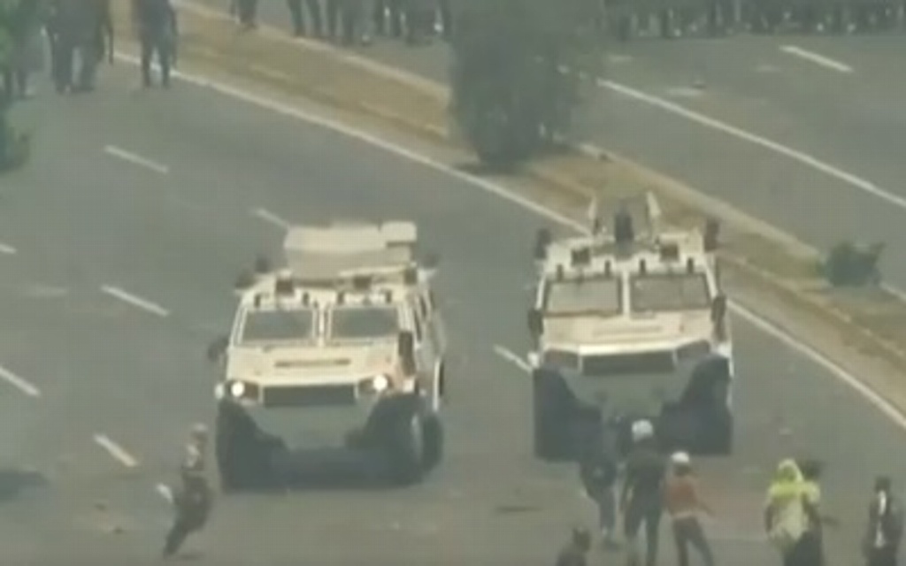Atropella tanqueta militar de Maduro a manifestantes en Venezuela (+Video)