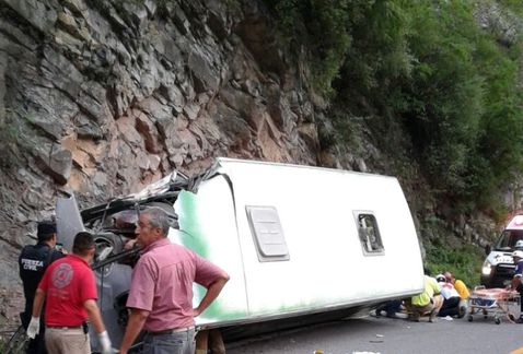 Choque de autobús en Nuevo León deja cuatro muertos