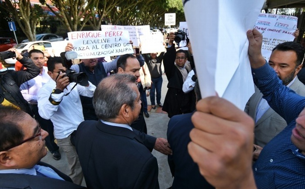 Se manifiestan en el Congreso de Veracruz en comparecencia de titular de la SEV