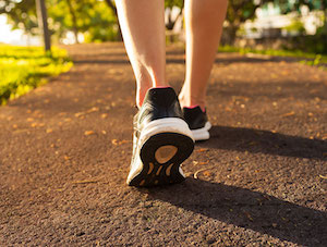 ¿Cuántos pasos es recomendable caminar al día?