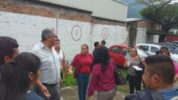 Delegado SEV en Orizaba huye del reclamo de padres por falta de profesores en varias escuelas