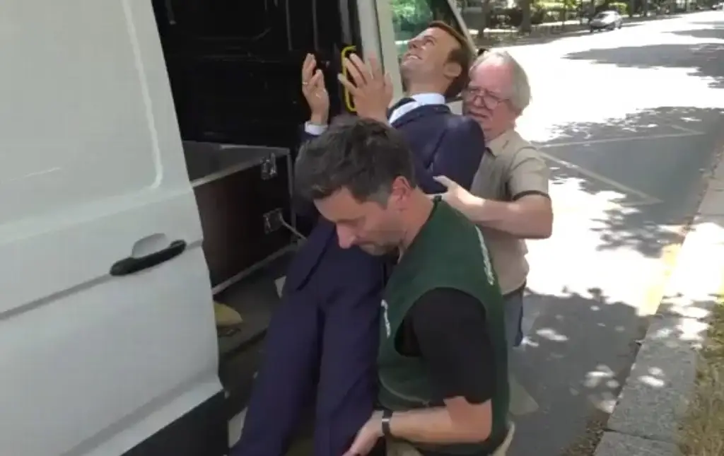 Activistas roban figura de Macron del museo de cera; la exhiben en embajada rusa (+Video)