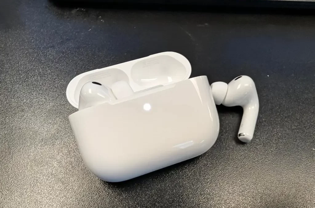 Apple equipa sus AirPods con traducción en inglés, español, portugués, francés y alemán