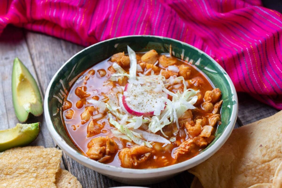 Pozole rojo, historia, receta e importancia en la cocina mexicana