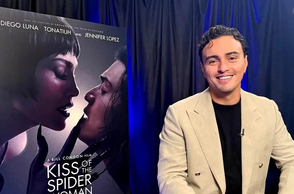 El actor Tonatiuh se transforma en ‘El beso de la mujer araña’ con J-Lo y Diego Luna