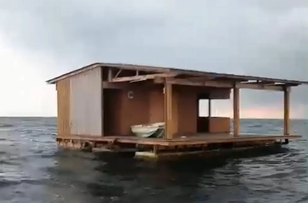 Arrastrado por la corriente, llega restaurante flotante a Alvarado (+Video)