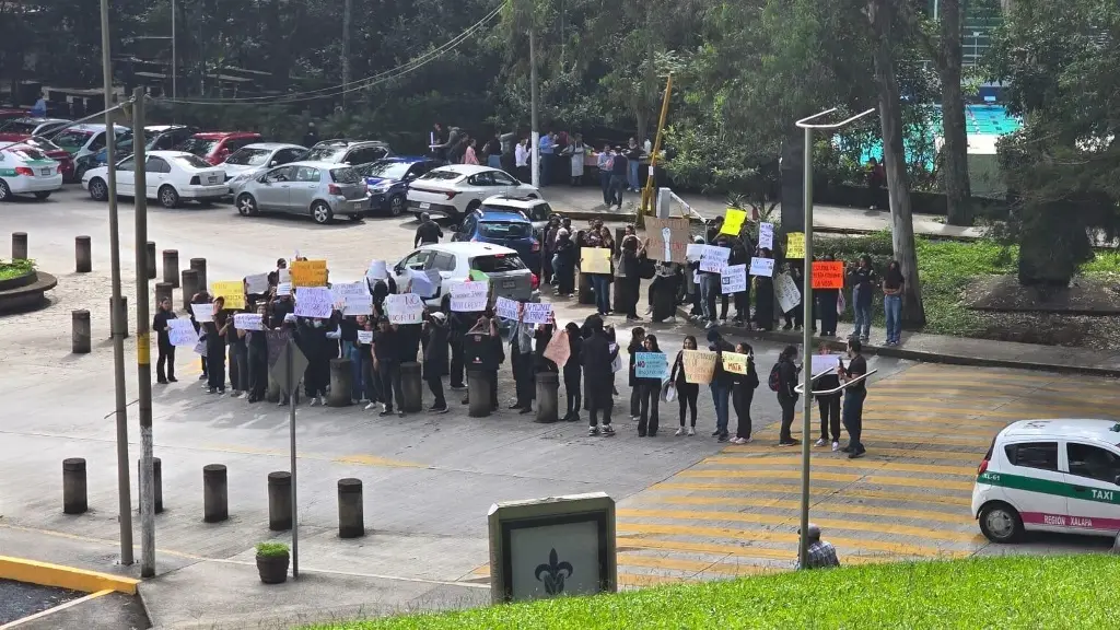 Protestan estudiantes de la UV; acusan negligencia ante desastre en Poza Rica