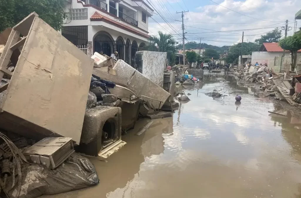 Aún hay 12 comunidades incomunicadas tras inundaciones en Veracruz; avanza limpieza