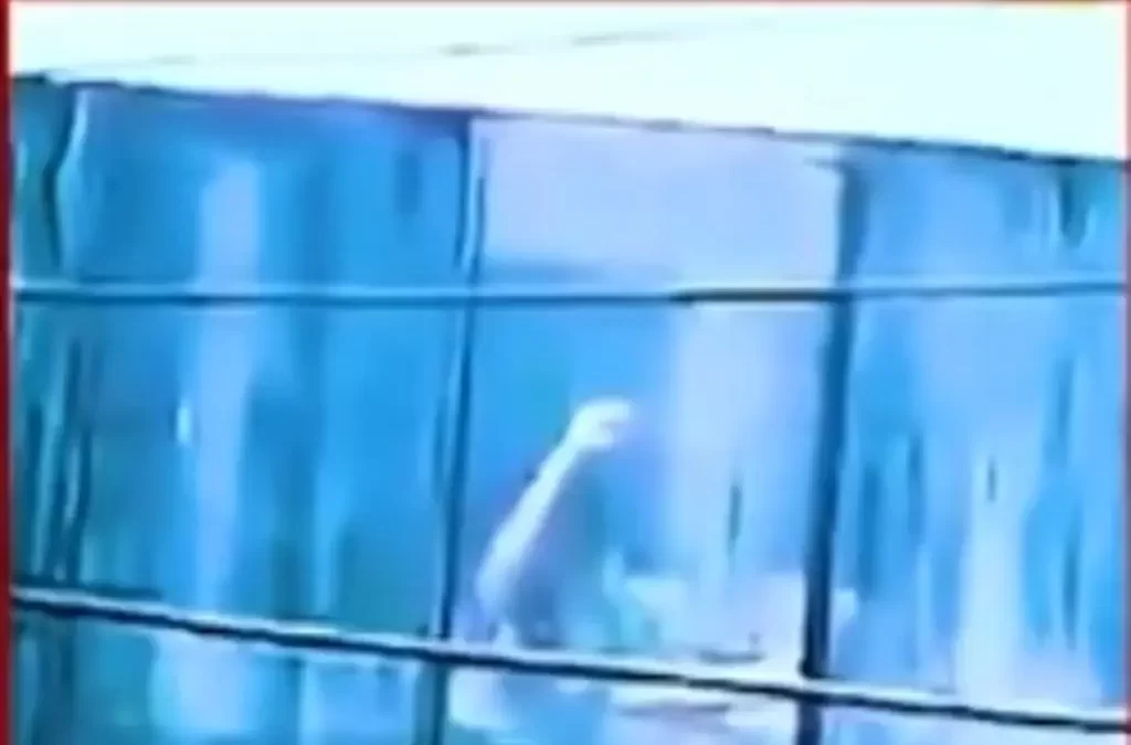 Hombre secuestra a 17 niños con casting falso para TV en India; policía lo asesina