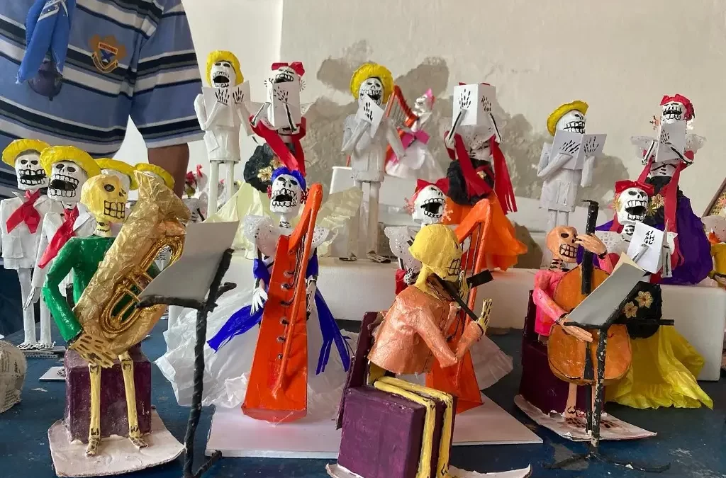 Con papel y engrudo, Milburgo Treviño crea figura de Agustín Lara tocando piano y coro monumental