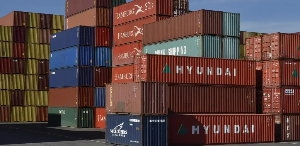 EU suspende por un año restricciones a exportaciones para empresas chinas