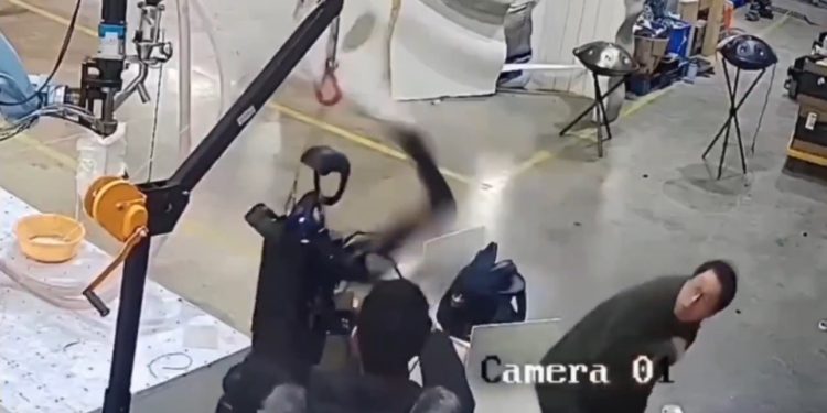 Robot humanoide se descontrola y ataca a sus fabricantes