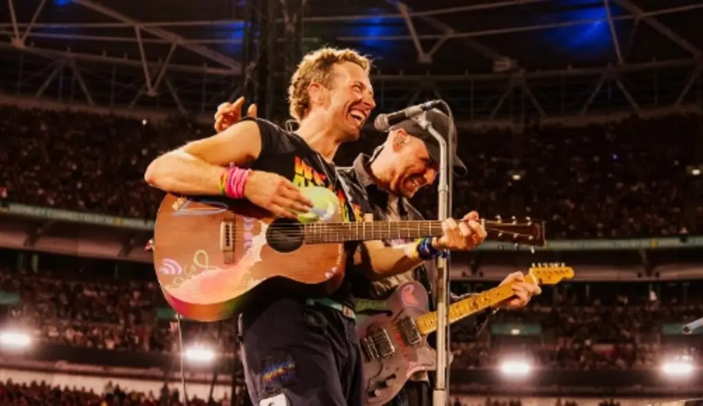 Anitta y Chris Martin alzan sus voces durante festival; esto piden