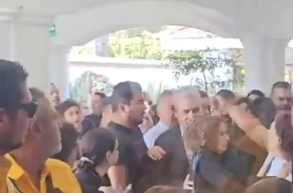 Polémica por mujer que golpea al gobernador de Michoacán en funeral de Carlos Manzo (+Video)