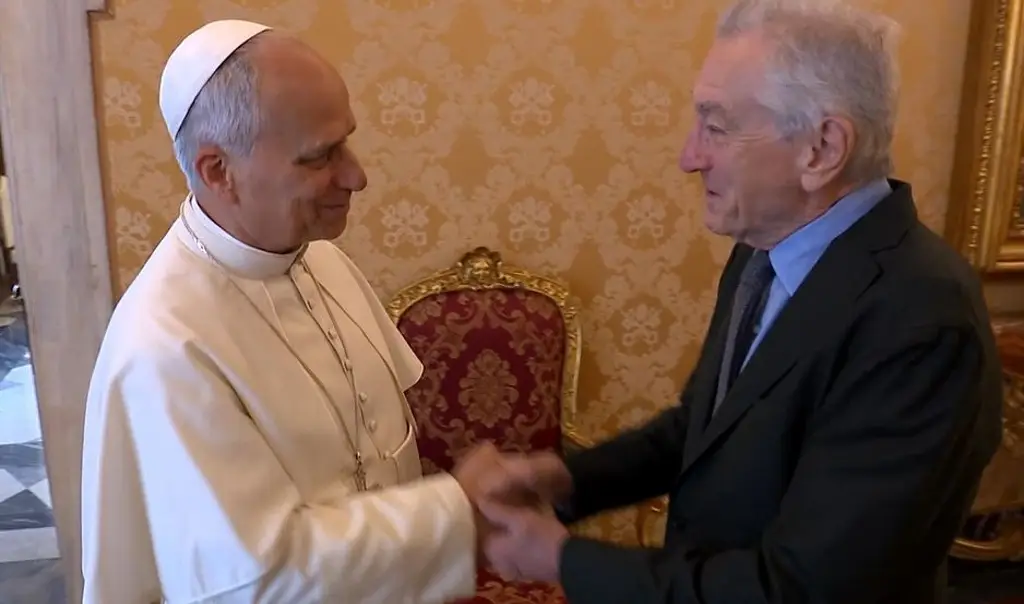 Papa León XlV saludó a Robert de Niro en el Vaticano: ‘Es un placer conocerle’ (+Video)