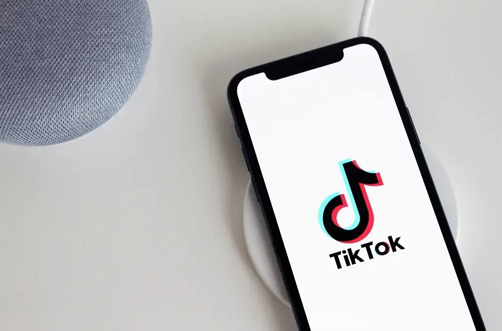 TikTok lanza herramientas para identificar el uso de IA y mejorar el bienestar digital