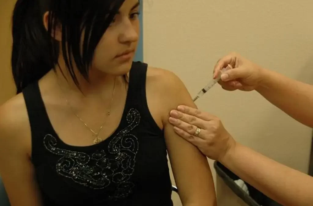 Vacuna contra el virus del papiloma humano previene el cáncer de cuello de útero y es segura, revela estudio