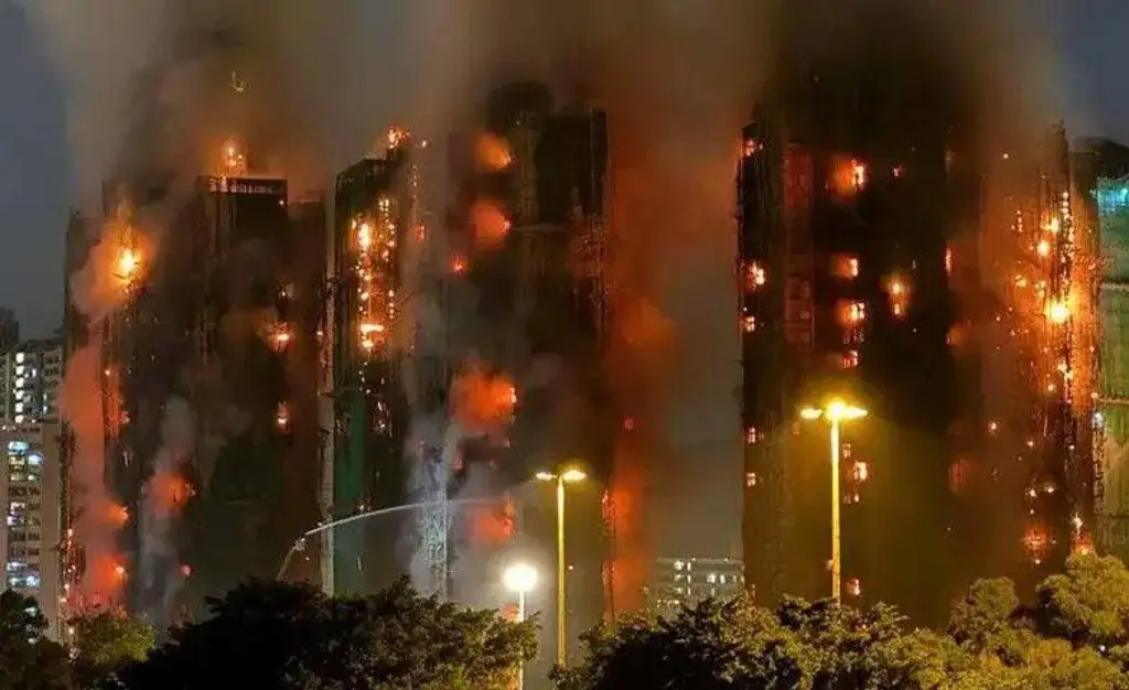 Suben a 36 los muertos por el incendio de varios edificios en Hong Kong (+Video)