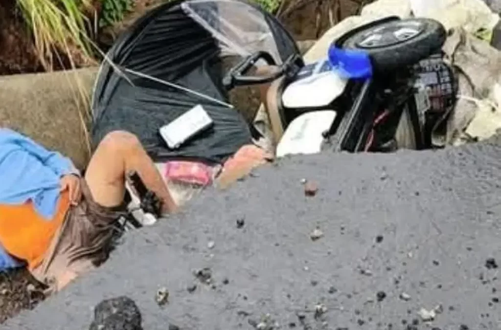 Socavón se traga a hombre que viajaba en triciclo eléctrico; esto se sabe