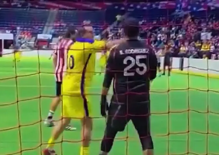 Cuauhtémoc Blanco enfurece y le suelta golpe en la cara a portero de Chivas (VIDEO)