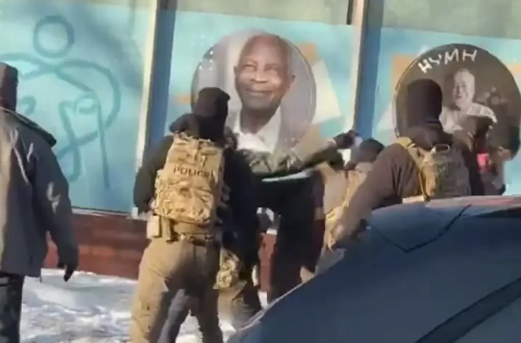 Instalarán esto en el cuerpo de los agentes de ICE tras la muerte de dos personas