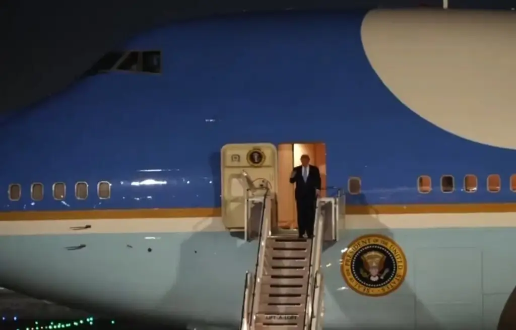 Trump llega a Pekín para su segunda visita a China desde 2017 (+Video)